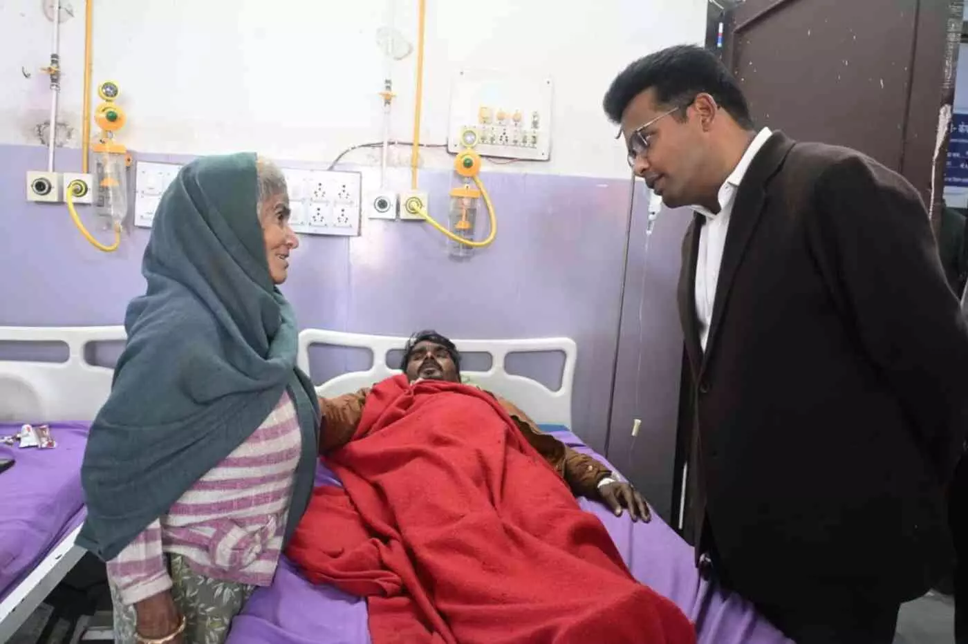 चित्तौड़गढ़ जिला चिकित्सालय में कलेक्टर का धमाका: रविवार की छुट्टी के बीच व्यवस्थाओं का लिया जायजा