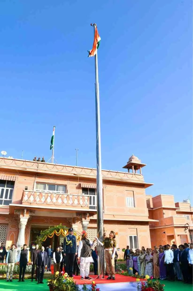 जयपुर में गणतंत्र का उल्लास: राज्यपाल हरिभाऊ बागडे ने फहराया तिरंगा, लोकभवन में गूंजा राष्ट्रवाद का जयघोष