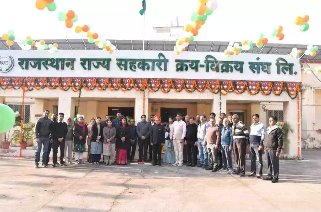 जयपुर में राजफेड मुख्यालय पर गूंजा जय हिंद, प्रबंध निदेशक बचनेश कुमार अग्रवाल ने शान से फहराया तिरंगा