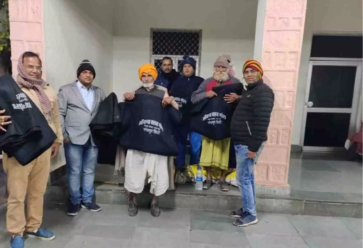 कड़ाके की ठंड में मसीहा बना लायंस क्लब गोल्ड: गंगापुर सिटी में 551 कंबलों के वितरण से पिघली बेबसी की बर्फ कड़ाके की ठंड में मसीहा बना लायंस क्लब गोल्ड: गंगापुर सिटी में 551 कंबलों के वितरण से पिघली बेबसी की बर्फ