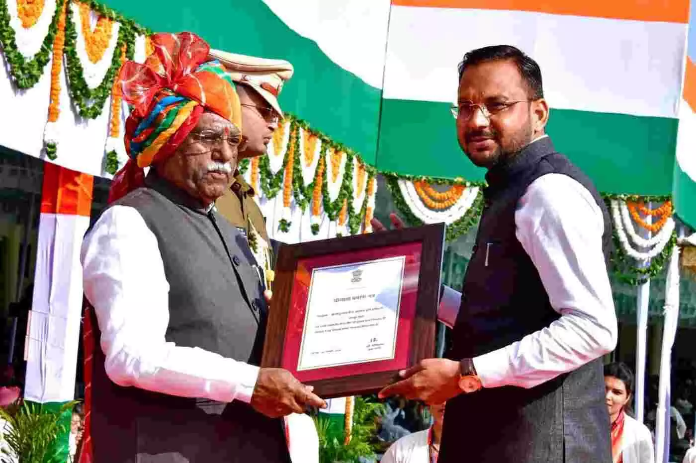 सवाई माधोपुर के लाल का जयपुर में जलवा: सहायक कृषि अधिकारी पिन्टू लाल मीना को राज्यपाल ने किया सम्मानित, खेती के डिजिटल अवतार ने बदली किसानों की तकदीर सवाई माधोपुर के लाल का जयपुर में जलवा: सहायक कृषि अधिकारी पिन्टू लाल मीना को राज्यपाल ने किया सम्मानित, खेती के डिजिटल अवतार ने बदली किसानों की तकदीर
