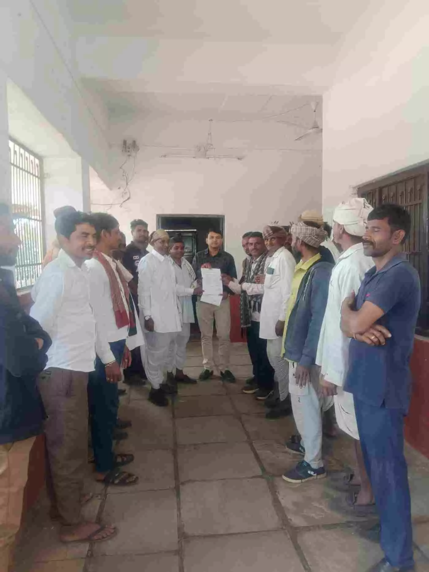 सलूम्बर: रेलमहुडी स्कूल में तालाबंदी की चेतावनी, शिक्षिका की प्रतिनियुक्ति रद्द करने की मांग को लेकर ग्रामीणों का फूटा गुस्सा सलूम्बर: रेलमहुडी स्कूल में तालाबंदी की चेतावनी, शिक्षिका की प्रतिनियुक्ति रद्द करने की मांग को लेकर ग्रामीणों का फूटा गुस्सा