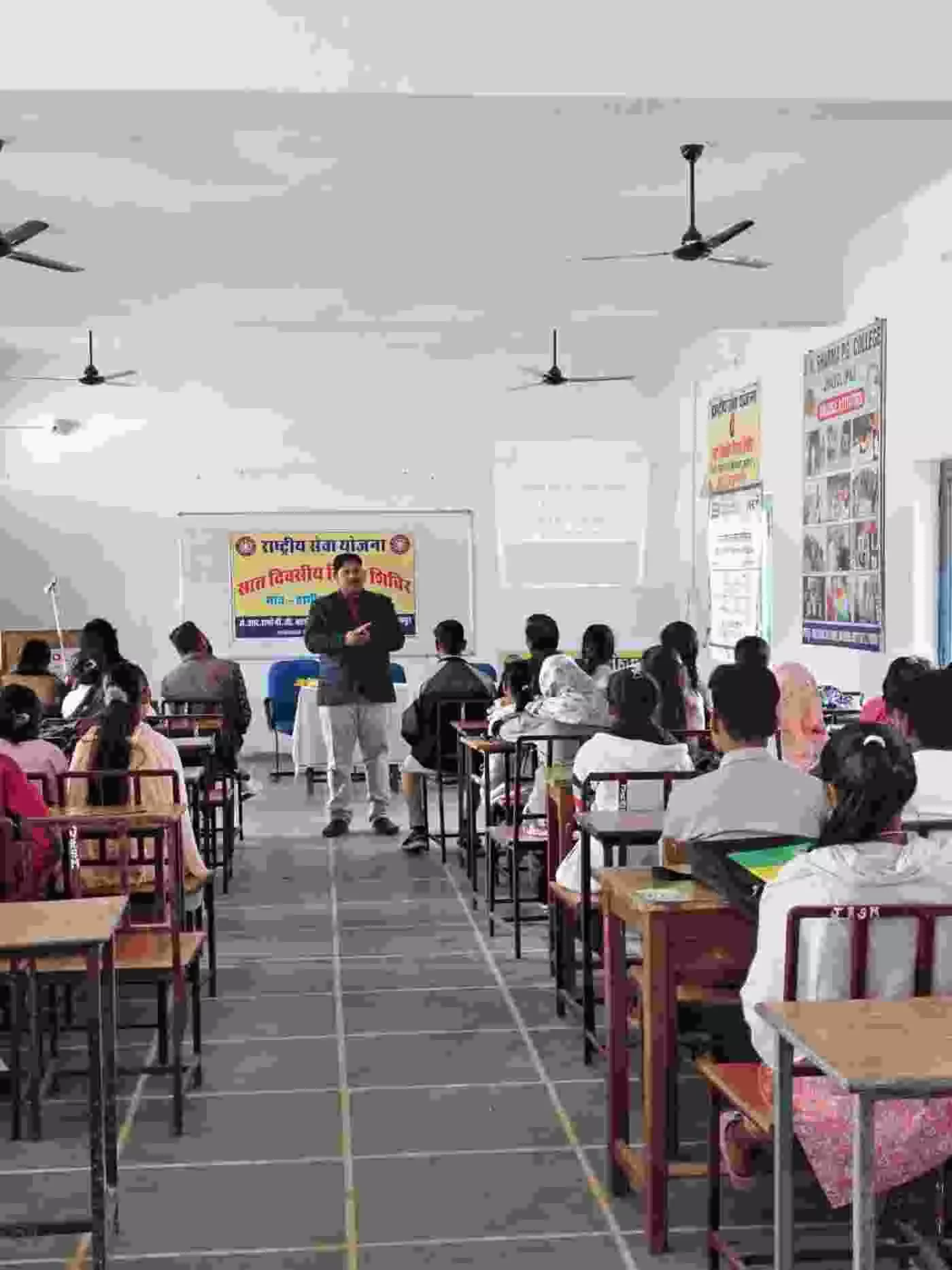 झाड़ोल के जे.आर. शर्मा कॉलेज में गूँजा सुरक्षित भविष्य का मंत्र: साइबर ठगों से बचने और बचत की शक्ति पर विशेषज्ञों ने दी सीख