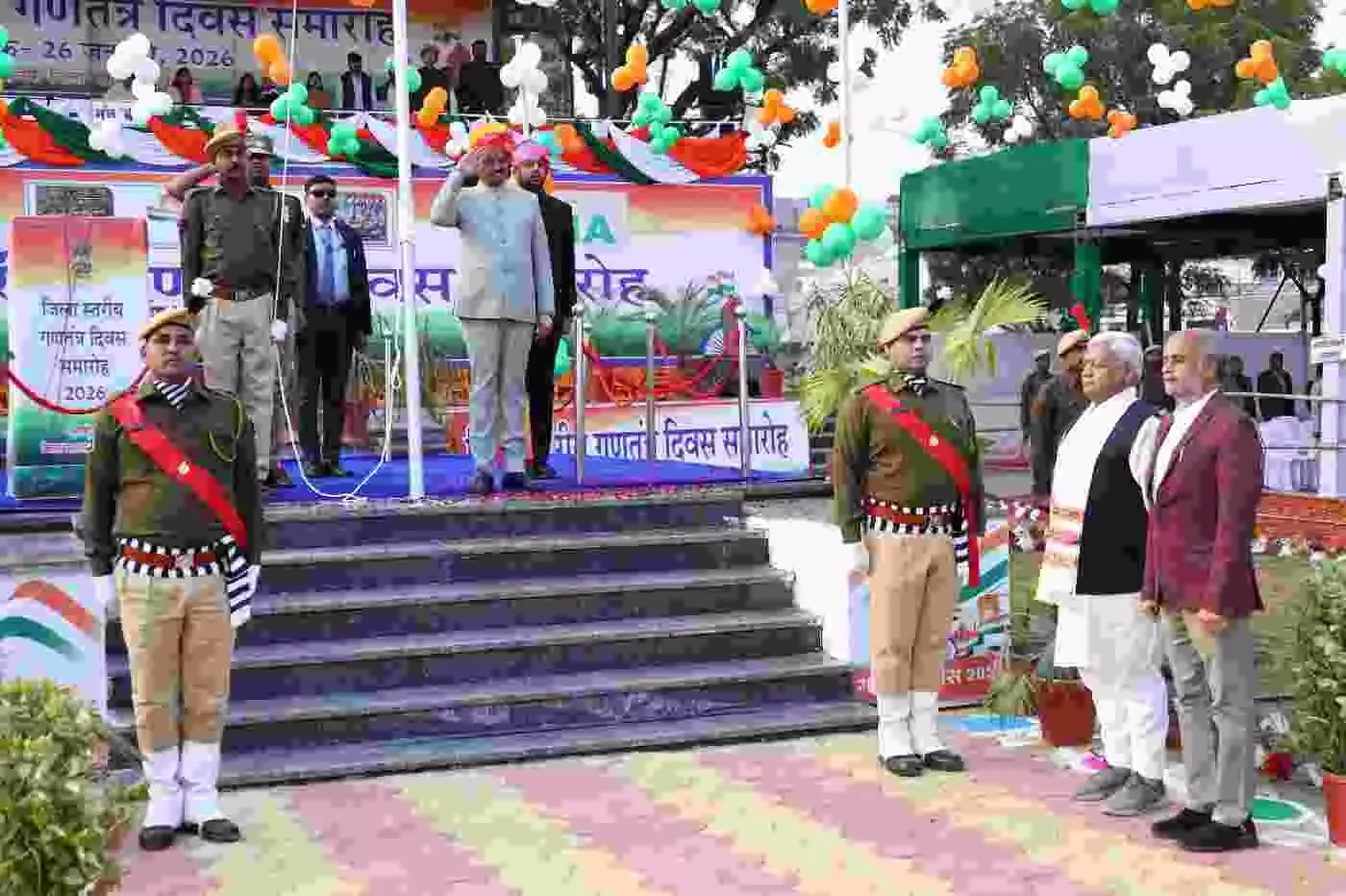 भीलवाड़ा में 77वें गणतंत्र दिवस पर उप मुख्यमंत्री डॉ. बैरवा ने फहराया तिरंगा: विकास और शौर्य की झांकियों ने मोहा मन भीलवाड़ा में 77वें गणतंत्र दिवस पर उप मुख्यमंत्री डॉ. बैरवा ने फहराया तिरंगा: विकास और शौर्य की झांकियों ने मोहा मन