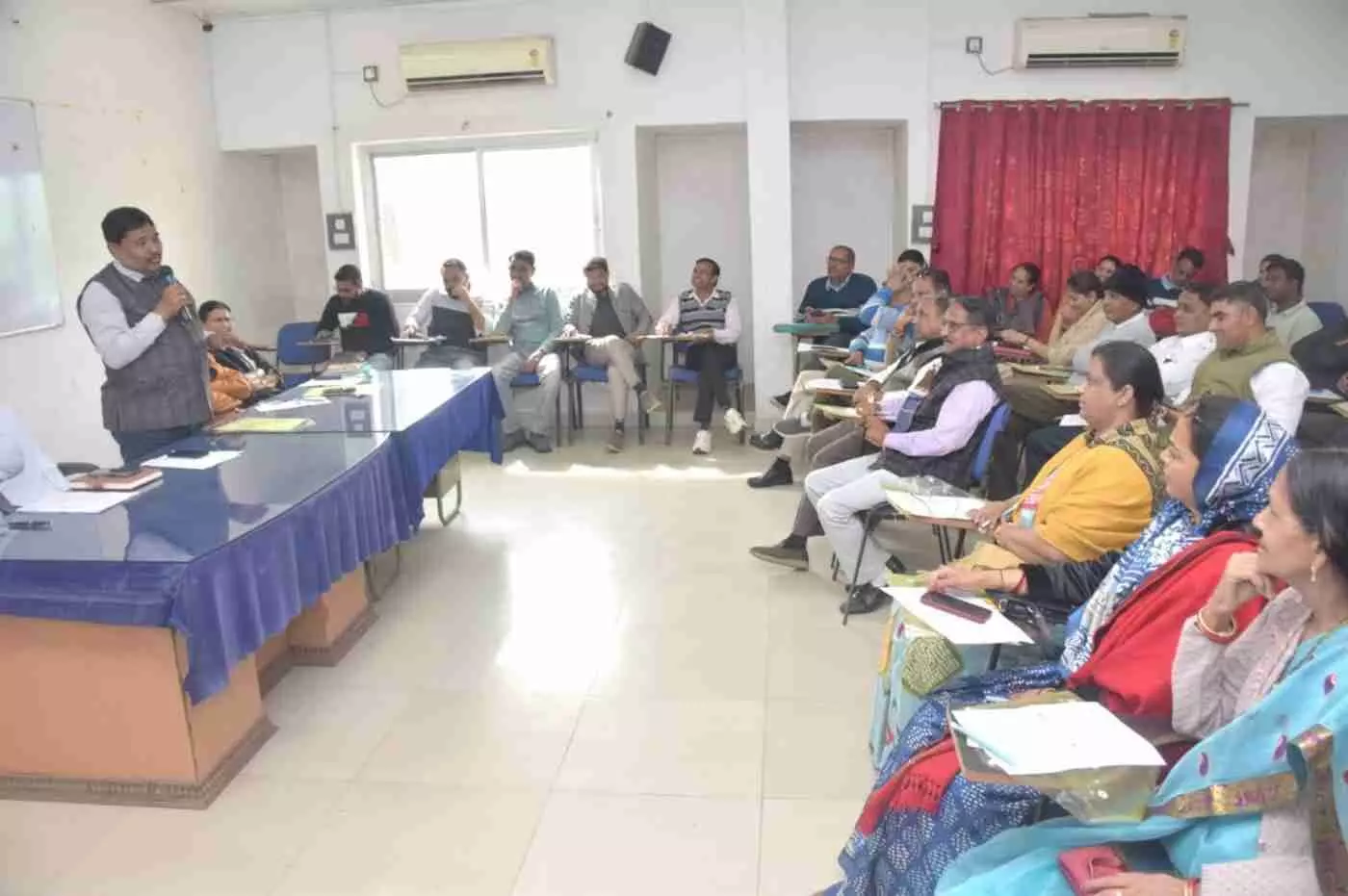 डूंगरपुर नगर परिषद की अंतिम बैठक में भारी हंगामा: टाइगर हिल्स मामले में 1 करोड़ की वसूली के लिए बजेगा ढोल, कुर्की के निर्देश डूंगरपुर नगर परिषद की अंतिम बैठक में भारी हंगामा: टाइगर हिल्स मामले में 1 करोड़ की वसूली के लिए बजेगा ढोल, कुर्की के निर्देश
