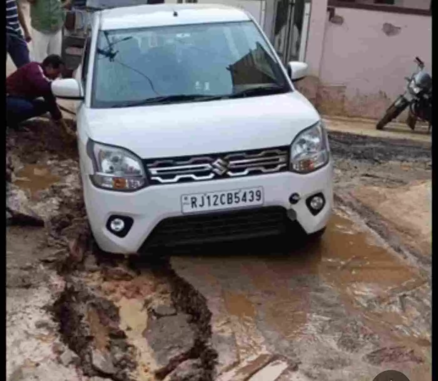 डूंगरपुर में खौफनाक मंजर: सीवरेज के जानलेवा गड्ढे ने निगली कार, RUIDP की लापरवाही से आदर्श नगर में मचा हड़कंप डूंगरपुर में खौफनाक मंजर: सीवरेज के जानलेवा गड्ढे ने निगली कार, RUIDP की लापरवाही से आदर्श नगर में मचा हड़कंप