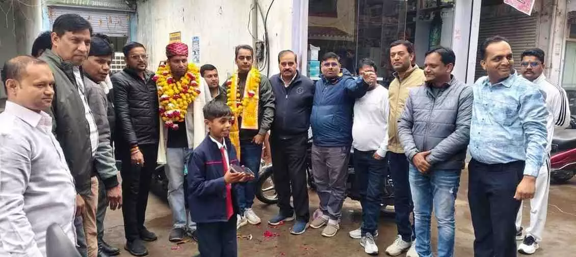 बारां के लालों का कमाल: 26 घंटे की मैराथन दौड़ से एशिया बुक ऑफ रिकॉर्ड्स में दर्ज कराया नाम, केमिस्ट एसोसिएशन ने किया भव्य अभिनंदन