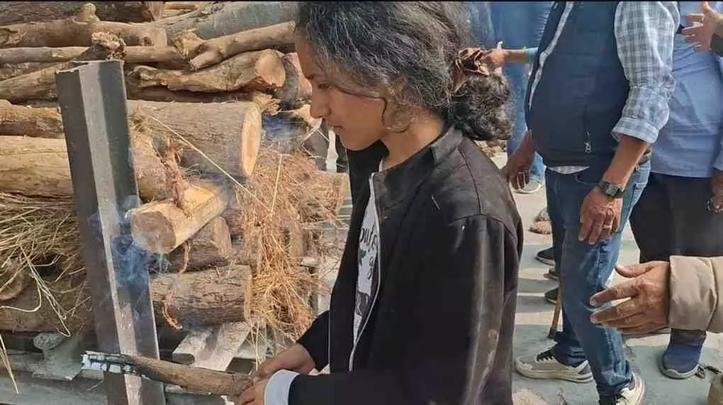 चित्तौड़गढ़ में रूढ़ियों की बेड़ियाँ टूटीं: मासूम बेटियों ने अर्थी को दिया कंधा, मुखाग्नि दे निभाया बेटे का फर्ज