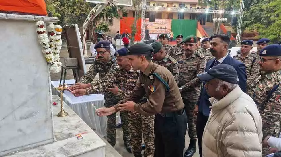 आबू पर्वत की वादियों में उमड़ा राष्ट्रप्रेम का सैलाब: एक शाम शहीदों के नाम कार्यक्रम में नम हुई सेना के दिग्गजों की आँखें आबू पर्वत की वादियों में उमड़ा राष्ट्रप्रेम का सैलाब: एक शाम शहीदों के नाम कार्यक्रम में नम हुई सेना के दिग्गजों की आँखें