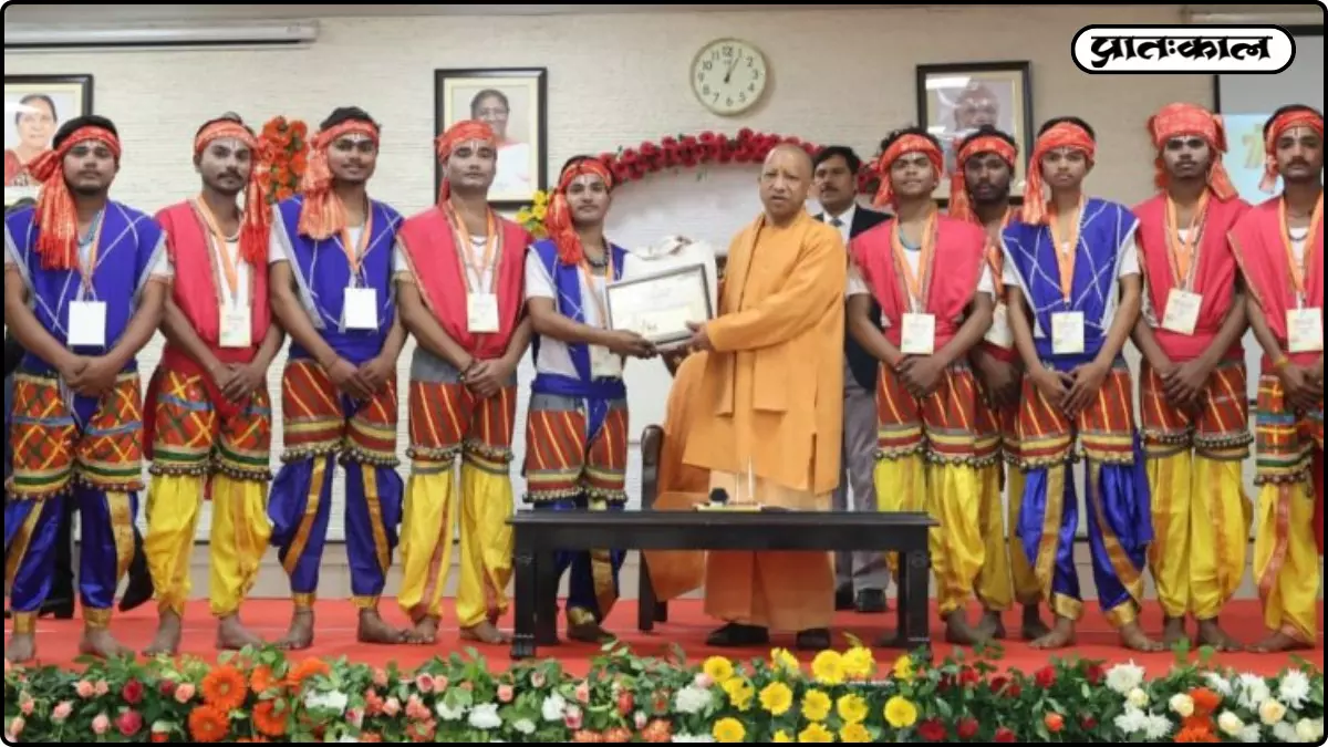 यूपी दिवस पर बिखरे लोक संस्कृति के रंग! मुख्यमंत्री के सामने कलाकारों ने बांधा समां, दुनिया ने देखा नया उत्तर प्रदेश यूपी दिवस पर बिखरे लोक संस्कृति के रंग! मुख्यमंत्री के सामने कलाकारों ने बांधा समां, दुनिया ने देखा नया उत्तर प्रदेश
