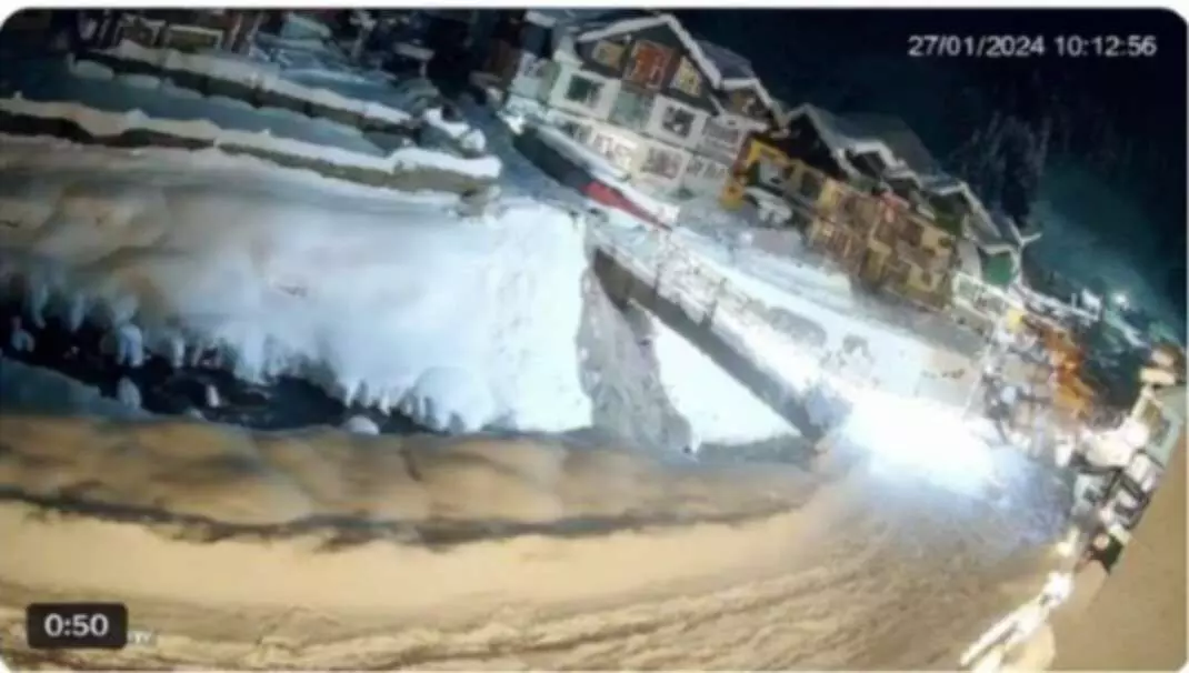 A massive avalanche hits the famous resorts of Sonamarg A massive avalanche hits the famous resorts of Sonamarg