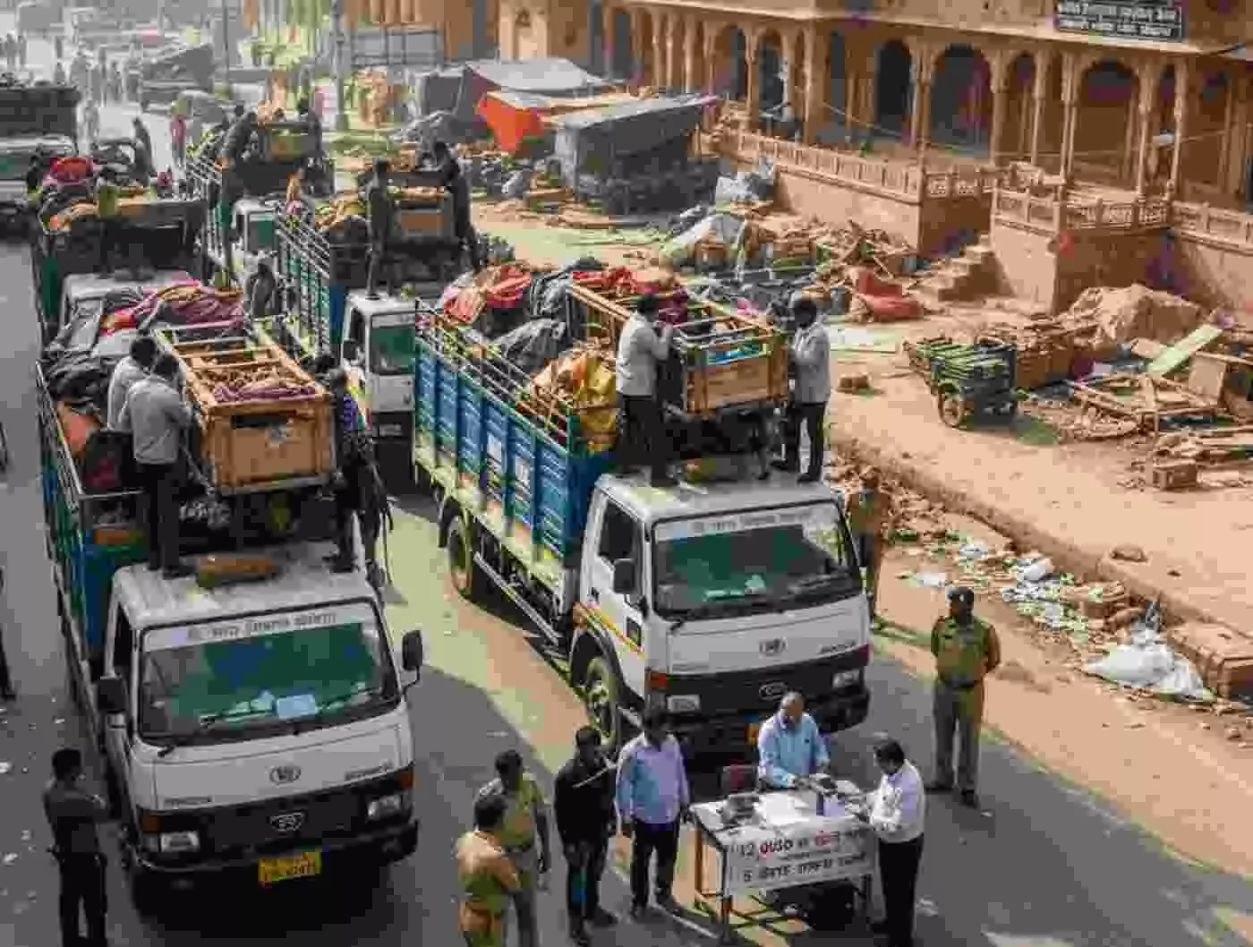 जयपुर में अतिक्रमणकारियों पर गरजा नगर निगम का डंडा: जब्त हुआ पांच केंटर सामान, सड़कों पर मचा हड़कंप