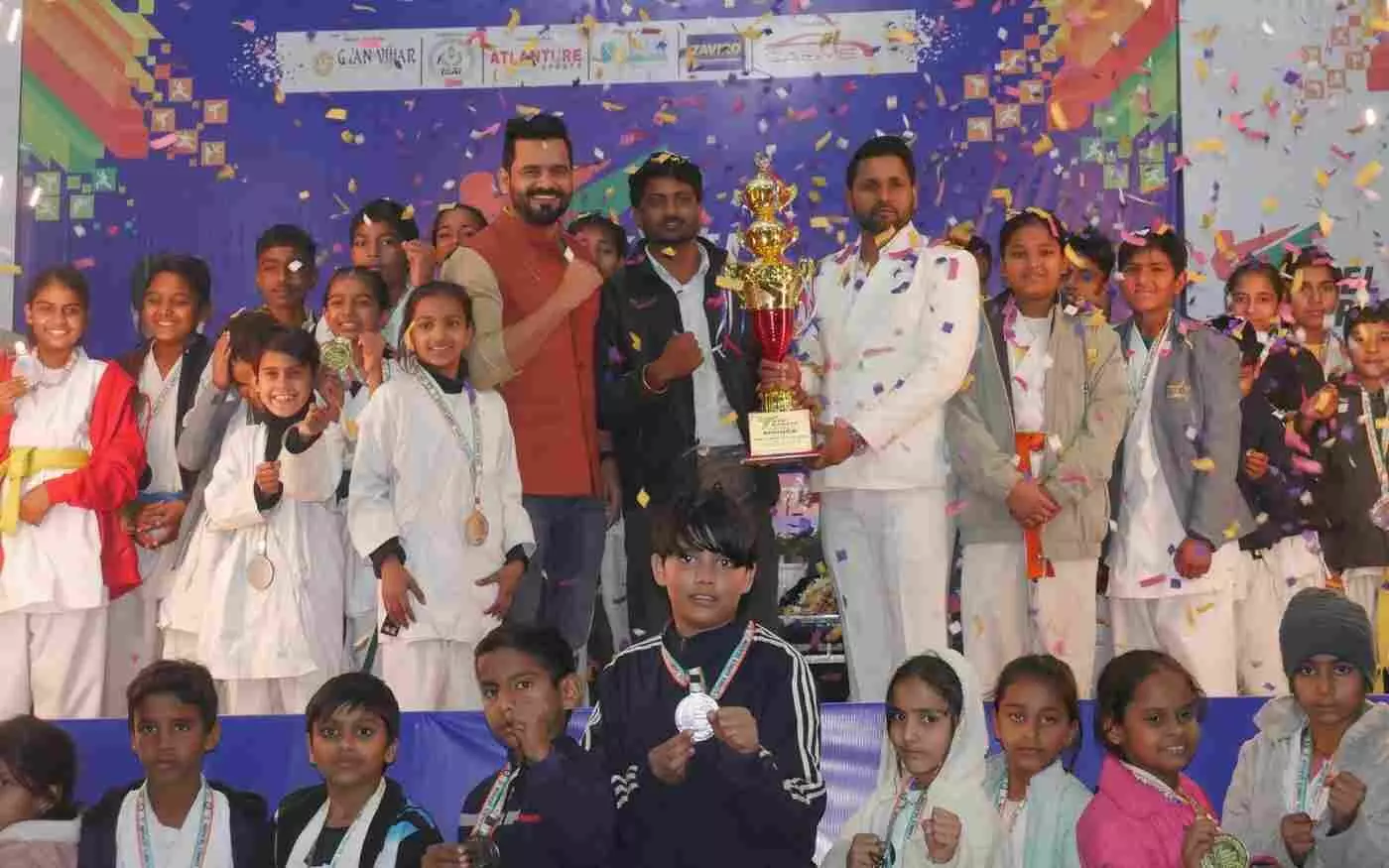 जयपुर के ज्ञान विहार स्कूल में कराटे प्रतियोगिता के विजेता खिलाड़ी मेडल और ट्रॉफी के साथ खड़े हैं। जयपुर के ज्ञान विहार स्कूल में कराटे प्रतियोगिता के विजेता खिलाड़ी मेडल और ट्रॉफी के साथ खड़े हैं।