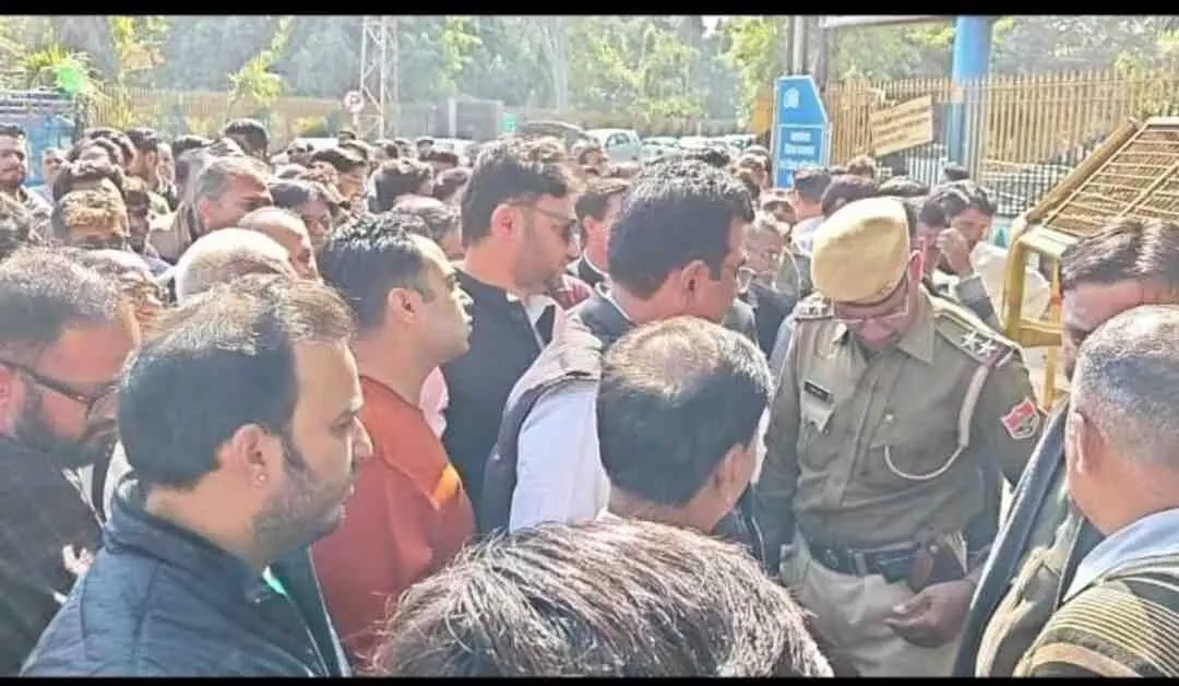 भीलवाड़ा सड़क हादसे के बाद घटनास्थल पर लगी भीड़ और जांच करते पुलिसकर्मी। भीलवाड़ा सड़क हादसे के बाद घटनास्थल पर लगी भीड़ और जांच करते पुलिसकर्मी।