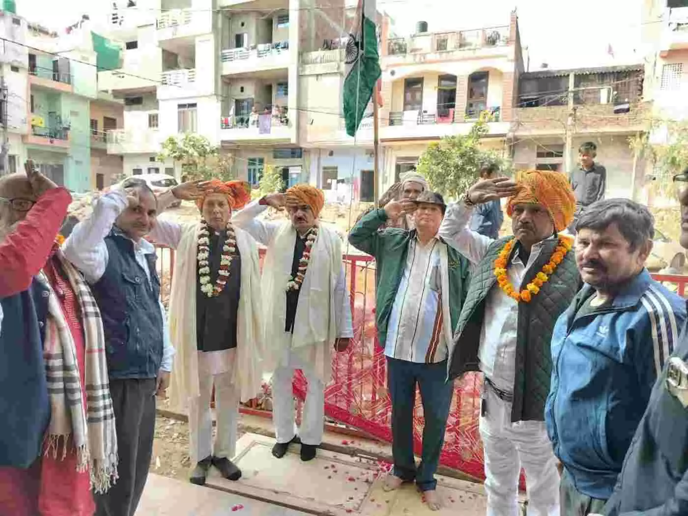 जयपुर में गणतंत्र दिवस पर ध्वजारोहण के बाद राष्ट्रध्वज को सलामी देते कन्डेरा समाज के सदस्य। जयपुर में गणतंत्र दिवस पर ध्वजारोहण के बाद राष्ट्रध्वज को सलामी देते कन्डेरा समाज के सदस्य।