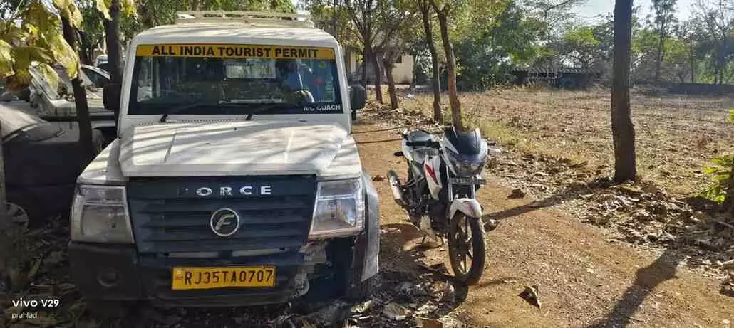 रंठाजना पुलिस थाना परिसर में जब्त डोडाचूरा और वाहनों के साथ खड़े पुलिस अधिकारी और गिरफ्तार आरोपी। रंठाजना पुलिस थाना परिसर में जब्त डोडाचूरा और वाहनों के साथ खड़े पुलिस अधिकारी और गिरफ्तार आरोपी।