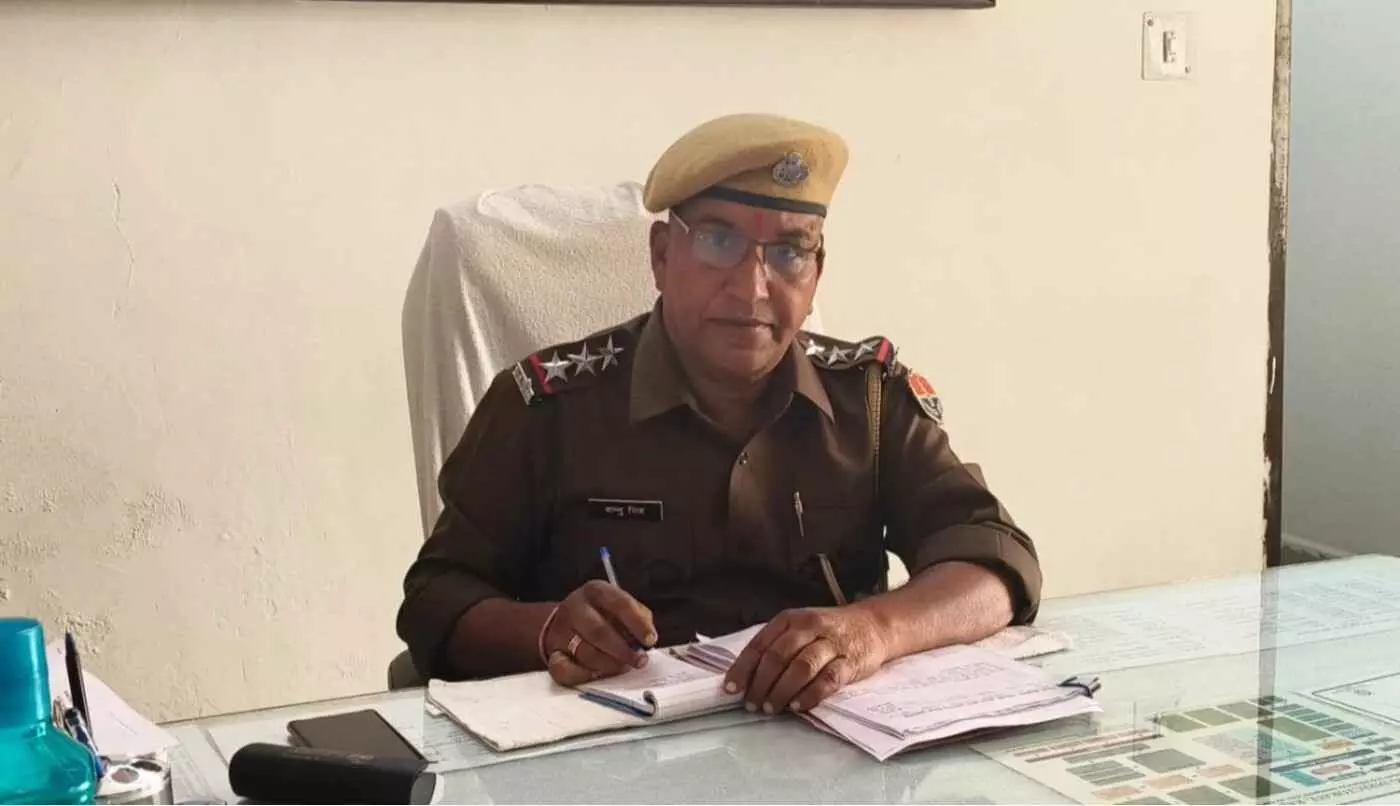 वर्दी पहने शहर कोतवाल शंभुसिंह प्रतापगढ़ के कार्यालय में बैठकर फाइल पर कुछ लिखते हुए। वर्दी पहने शहर कोतवाल शंभुसिंह प्रतापगढ़ के कार्यालय में बैठकर फाइल पर कुछ लिखते हुए।