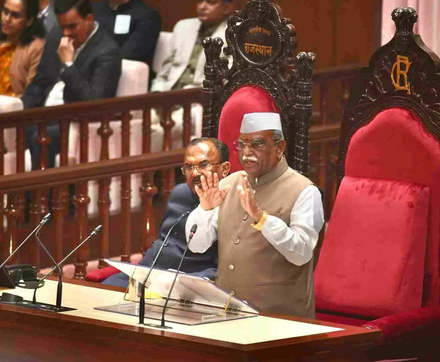 राजस्थान विधानसभा के पंचम सत्र में राज्यपाल हरिभाऊ बागडे द्वारा सदन को संबोधित करने का दृश्य। राजस्थान विधानसभा के पंचम सत्र में राज्यपाल हरिभाऊ बागडे द्वारा सदन को संबोधित करने का दृश्य।