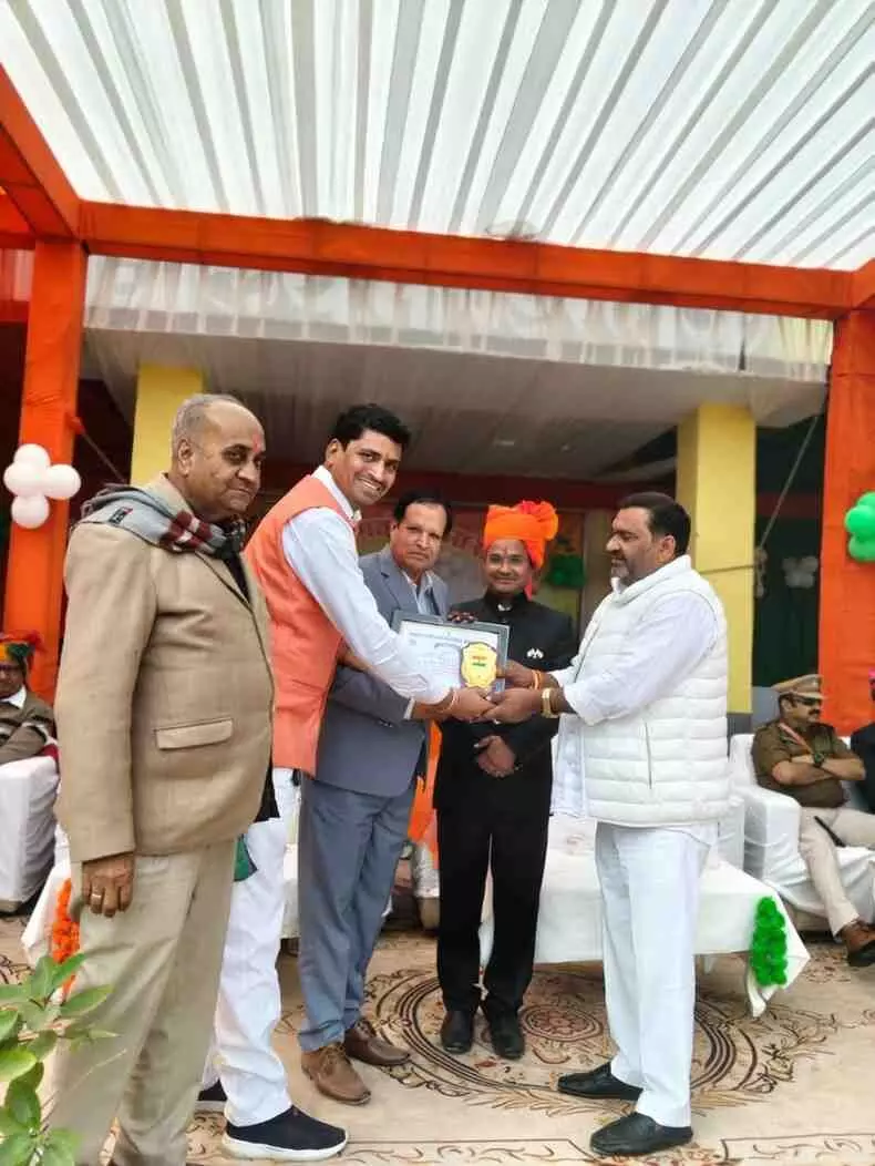 मावली में जिला प्रशासन द्वारा ऊँकार लाल सोलीवाल को सामाजिक सेवा के लिए स्मृति चिन्ह प्रदान करते हुए। मावली में जिला प्रशासन द्वारा ऊँकार लाल सोलीवाल को सामाजिक सेवा के लिए स्मृति चिन्ह प्रदान करते हुए।