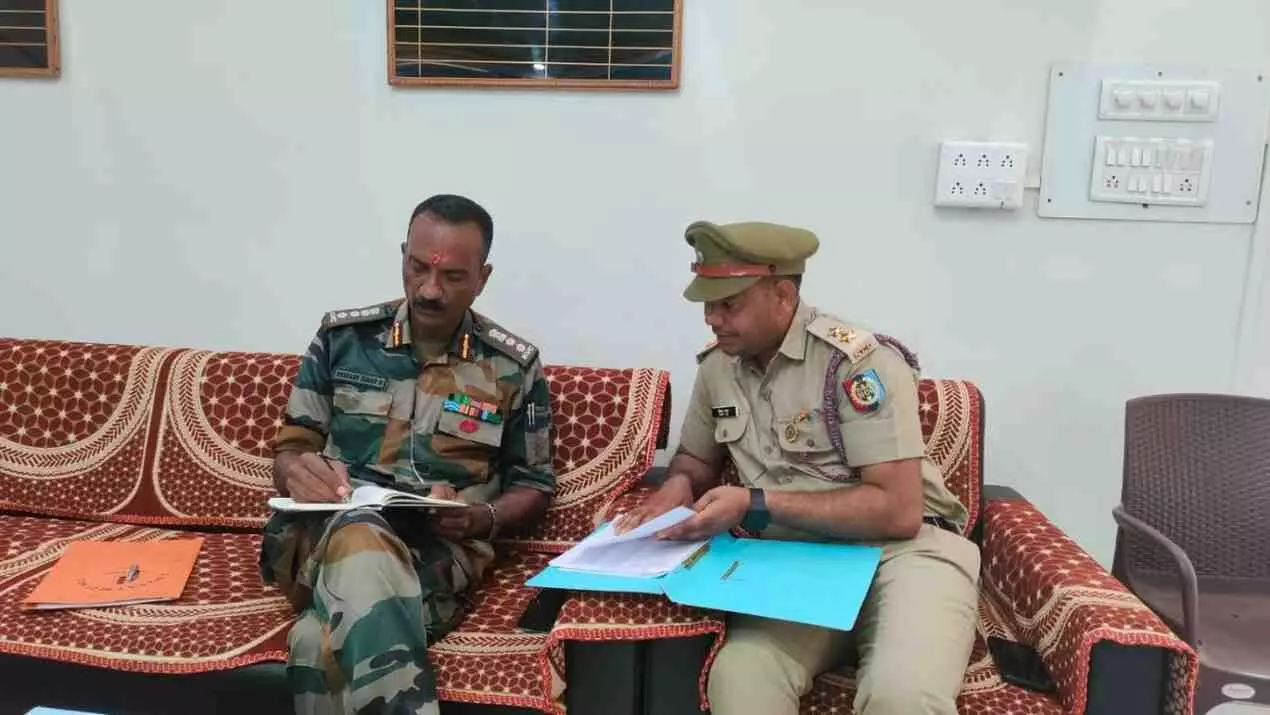 कर्नल प्रकाश कुमार एन मावली नवोदय विद्यालय में एनसीसी ऑडिट के दौरान दस्तावेजों की जांच करते हुए। कर्नल प्रकाश कुमार एन मावली नवोदय विद्यालय में एनसीसी ऑडिट के दौरान दस्तावेजों की जांच करते हुए।
