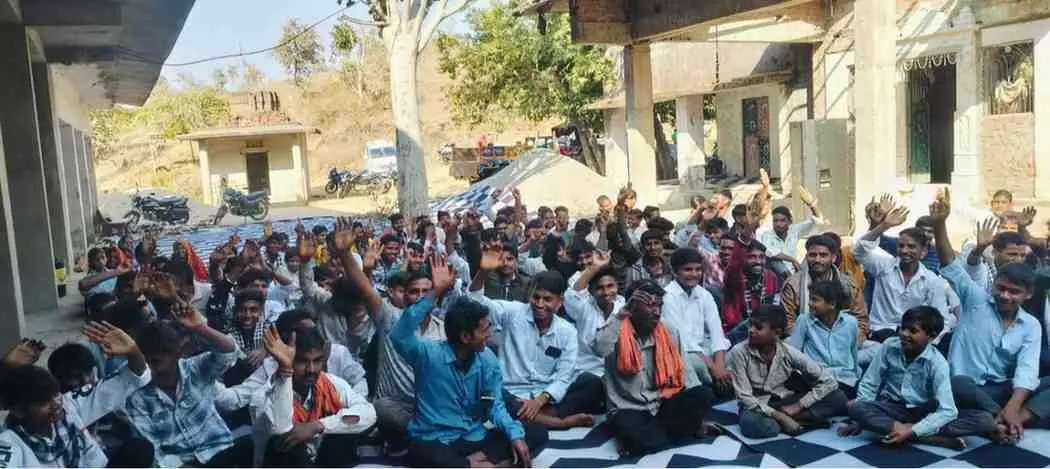 भांडेर के टीलेश्वर मुक्तिधाम आश्रम में गरासिया समाज युवा संगठन की बैठक में बैठे लोग। भांडेर के टीलेश्वर मुक्तिधाम आश्रम में गरासिया समाज युवा संगठन की बैठक में बैठे लोग।