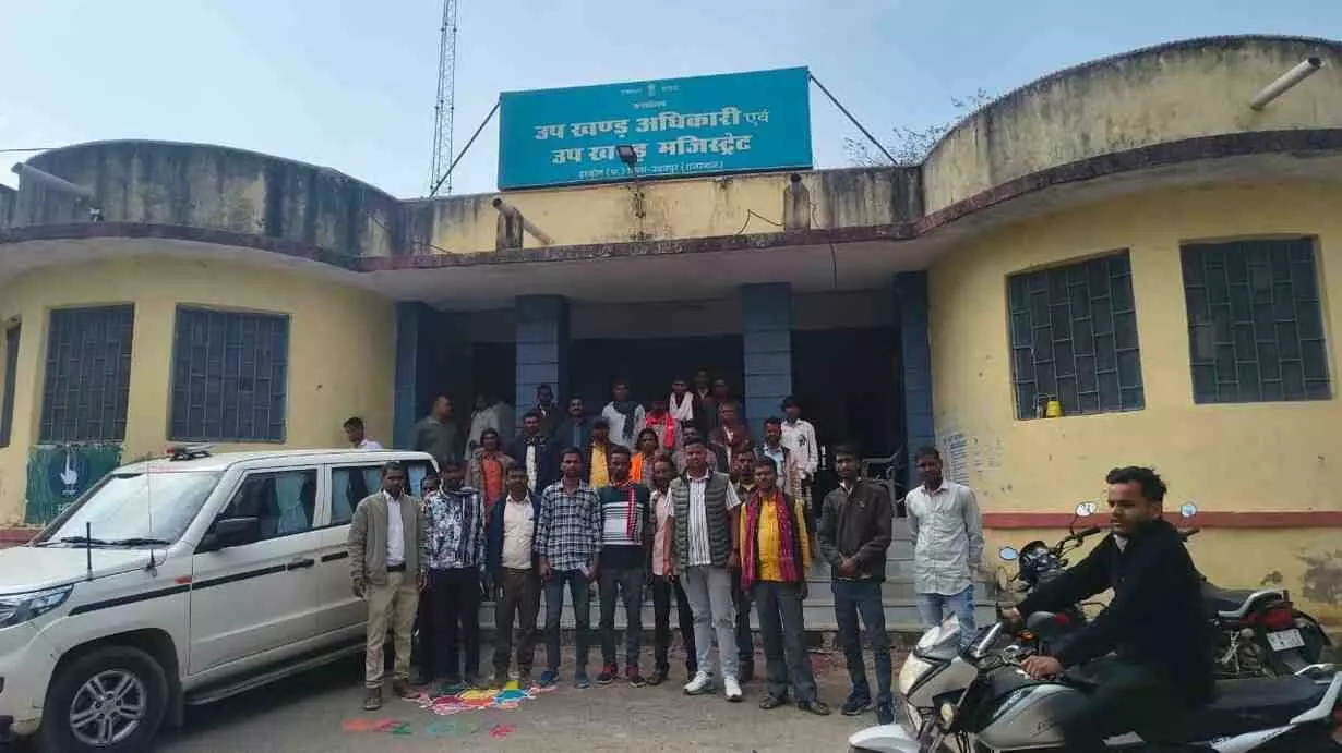 झाड़ोल उपखंड कार्यालय के बाहर खड़े ग्रामीण ढढावली स्कूल में शिक्षकों की नियुक्ति हेतु ज्ञापन देने पहुंचे। झाड़ोल उपखंड कार्यालय के बाहर खड़े ग्रामीण ढढावली स्कूल में शिक्षकों की नियुक्ति हेतु ज्ञापन देने पहुंचे।
