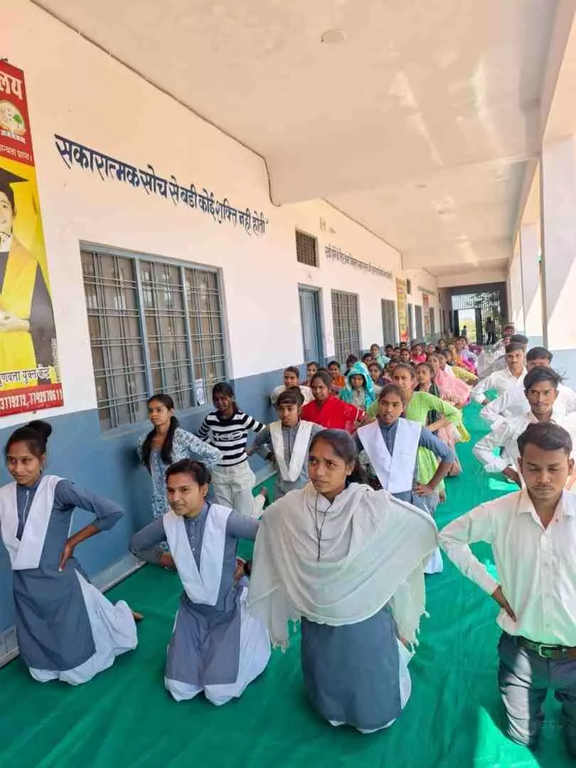 जे.आर शर्मा कॉलेज झाड़ोल में योगासन का अभ्यास करते हुए एनएसएस स्वयंसेवक छात्र-छात्राएं। जे.आर शर्मा कॉलेज झाड़ोल में योगासन का अभ्यास करते हुए एनएसएस स्वयंसेवक छात्र-छात्राएं।