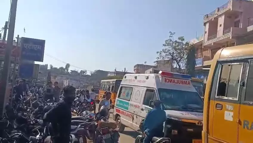 झाड़ोल में सड़क पर लगी वाहनों की लंबी कतार के बीच फंसी एंबुलेंस और भीड़ का दृश्य। झाड़ोल में सड़क पर लगी वाहनों की लंबी कतार के बीच फंसी एंबुलेंस और भीड़ का दृश्य।