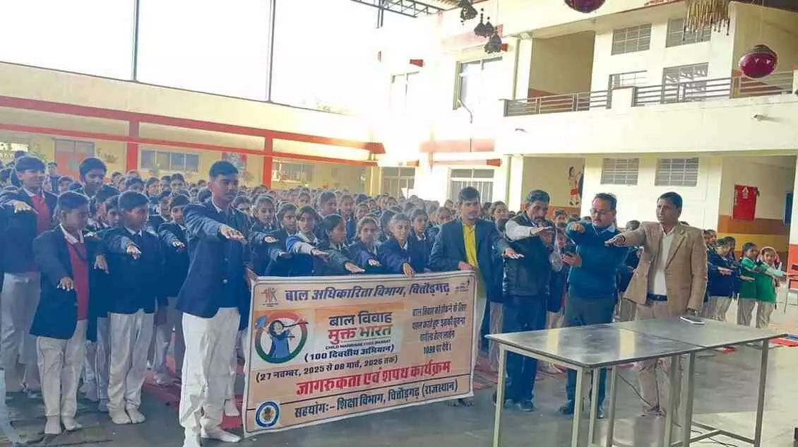 स्वामी विवेकानंद मॉडल स्कूल निंबाहेड़ा में छात्र और शिक्षक बाल विवाह निषेध की शपथ लेते हुए।