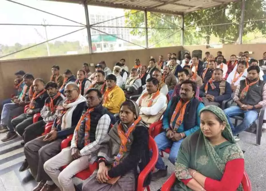 बारां के सांसद कार्यालय में विकसित भारत रोजगार मिशन की कार्यशाला में बैठे भाजपा कार्यकर्ता। बारां के सांसद कार्यालय में विकसित भारत रोजगार मिशन की कार्यशाला में बैठे भाजपा कार्यकर्ता।