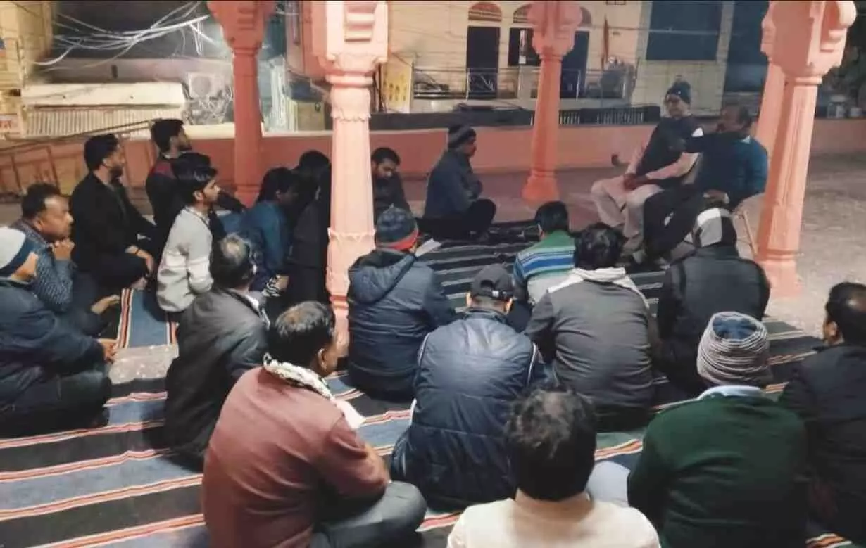 श्री चतुर्भुजनाथ मंदिर के प्रांगण में दरी पर बैठकर चर्चा करते हिन्दू समाज के सदस्य श्री चतुर्भुजनाथ मंदिर के प्रांगण में दरी पर बैठकर चर्चा करते हिन्दू समाज के सदस्य