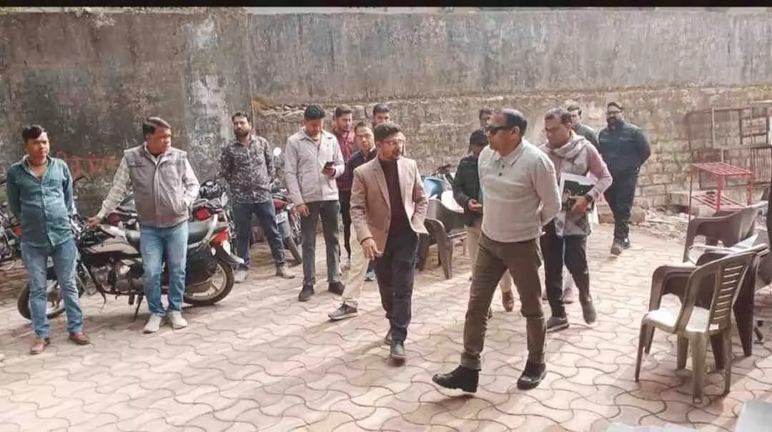 बारां में अन्नपूर्णा रसोई का निरीक्षण करते अतिरिक्त जिला कलक्टर भंवरलाल जनागल और साथ में चलते अधिकारी। बारां में अन्नपूर्णा रसोई का निरीक्षण करते अतिरिक्त जिला कलक्टर भंवरलाल जनागल और साथ में चलते अधिकारी।