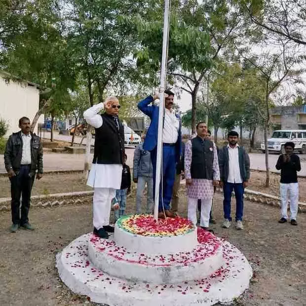 परवन सिंचाई परियोजना स्थल पर तिरंगे को सलामी देते पवन यादव और स्थानीय किसान सदस्य। परवन सिंचाई परियोजना स्थल पर तिरंगे को सलामी देते पवन यादव और स्थानीय किसान सदस्य।