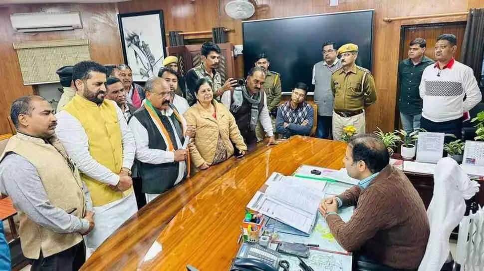 कोटा कलेक्ट्रेट कार्यालय में प्रशासनिक अधिकारी को ज्ञापन सौंपते पूर्व विधायक प्रहलाद गुंजल और कांग्रेस कार्यकर्ता। कोटा कलेक्ट्रेट कार्यालय में प्रशासनिक अधिकारी को ज्ञापन सौंपते पूर्व विधायक प्रहलाद गुंजल और कांग्रेस कार्यकर्ता।
