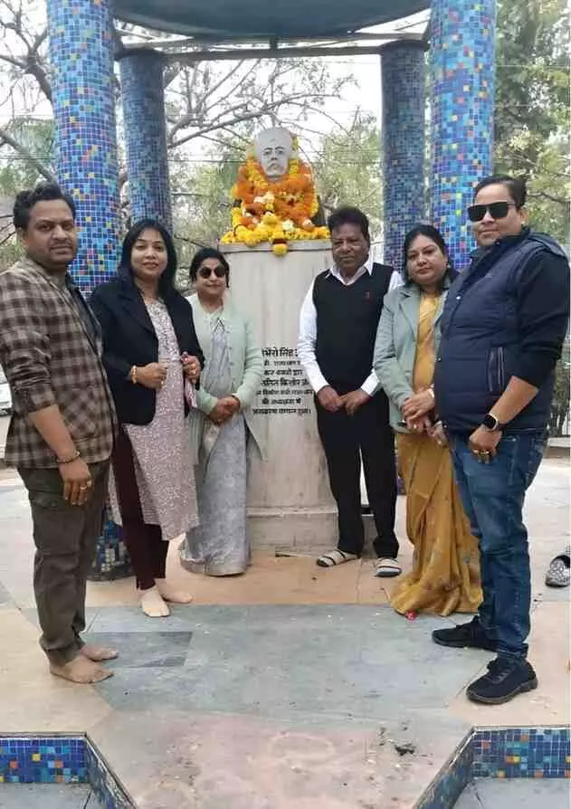 शॉपिंग सेंटर कोटा में लाला लाजपत राय की प्रतिमा के पास खड़े अग्रवाल सेवा उत्थान समिति के सदस्य। शॉपिंग सेंटर कोटा में लाला लाजपत राय की प्रतिमा के पास खड़े अग्रवाल सेवा उत्थान समिति के सदस्य।