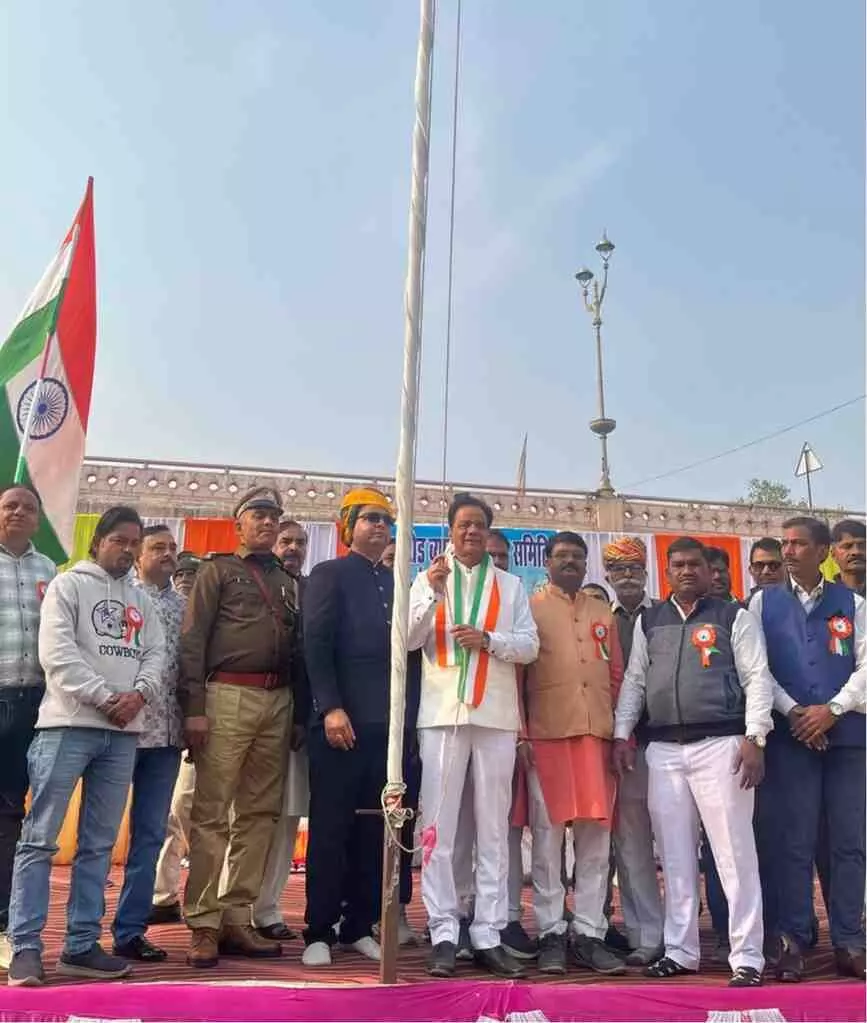 बालिता रोड कोटा में मुख्य अतिथि अशोक माहेश्वरी व्यापार संघ सदस्यों के साथ झंडारोहण कर रहे हैं। बालिता रोड कोटा में मुख्य अतिथि अशोक माहेश्वरी व्यापार संघ सदस्यों के साथ झंडारोहण कर रहे हैं।