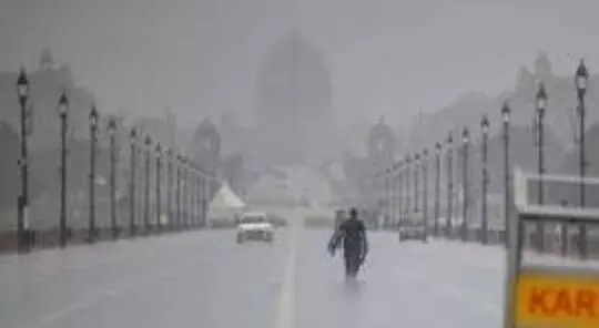 Weather changes in Delhi with light rain and strong winds Weather changes in Delhi with light rain and strong winds
