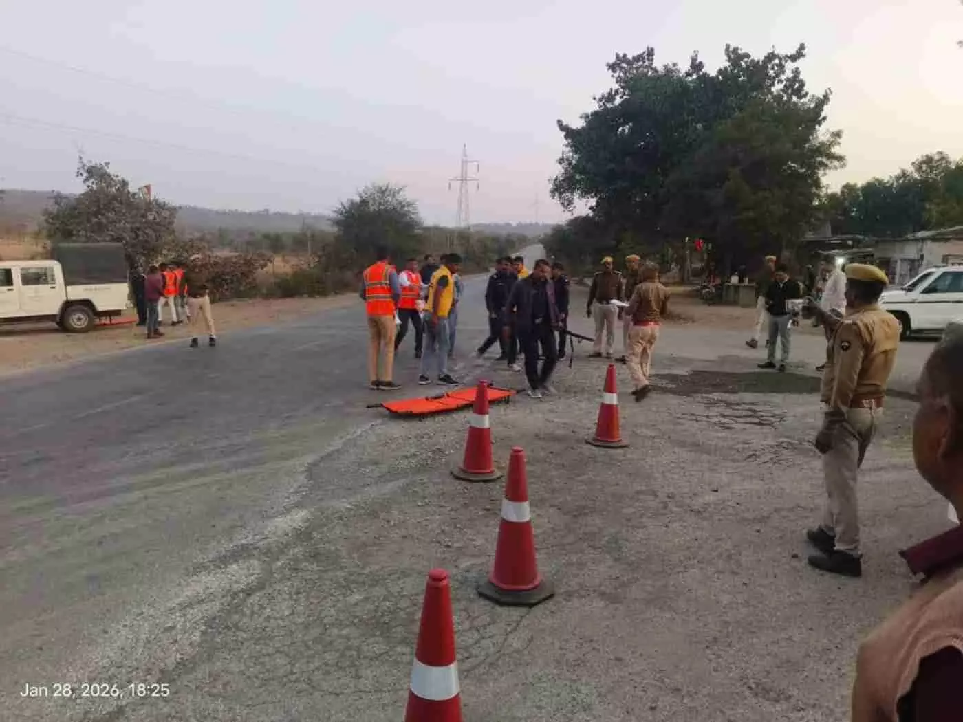 बारावरदा चौराहे पर बस दुर्घटना मॉक ड्रिल के दौरान सड़क पर तैनात पुलिस और आपदा प्रबंधन कर्मी। बारावरदा चौराहे पर बस दुर्घटना मॉक ड्रिल के दौरान सड़क पर तैनात पुलिस और आपदा प्रबंधन कर्मी।