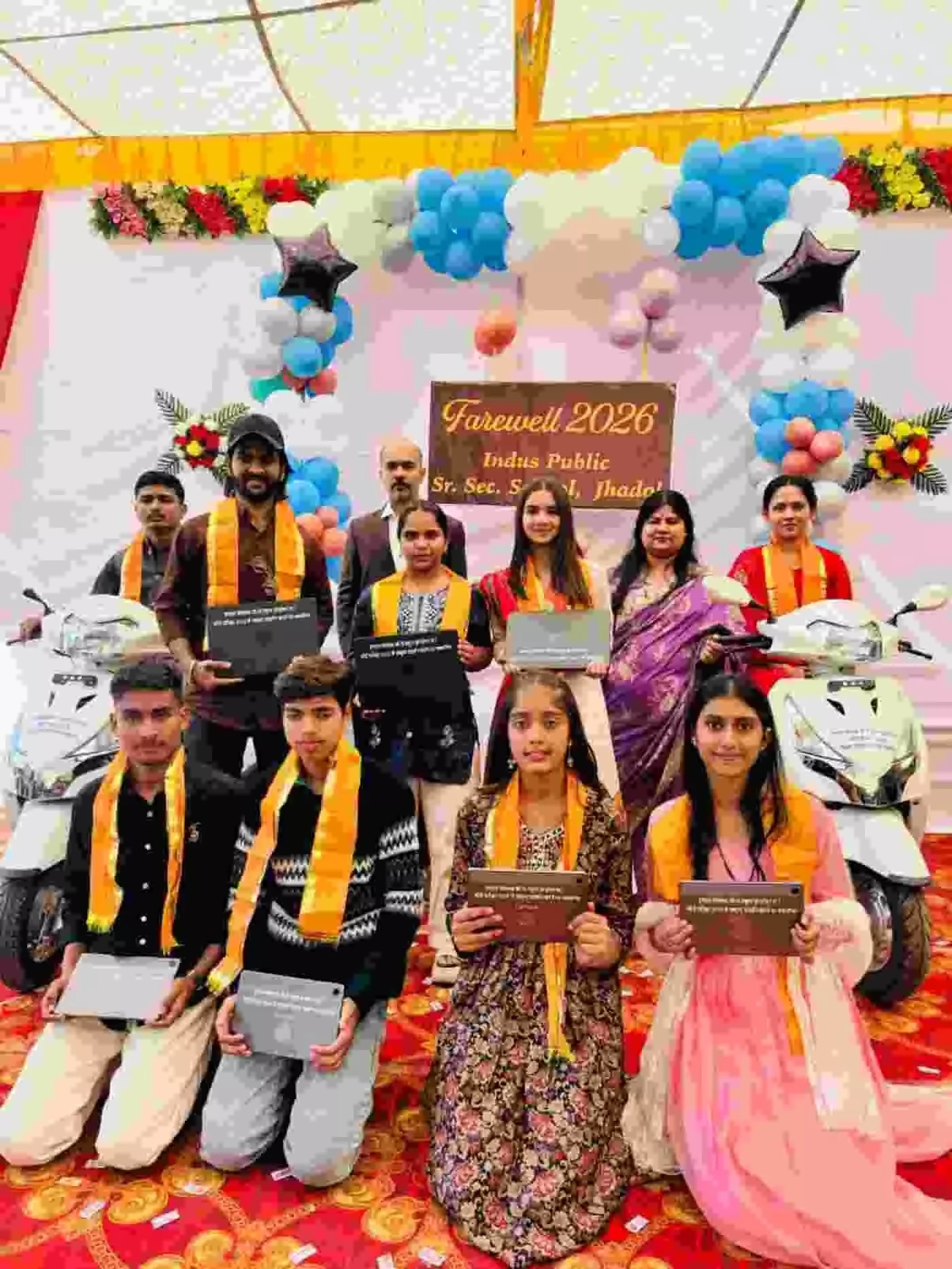 झाड़ोल इंडस पब्लिक स्कूल में विदाई समारोह के दौरान मेधावी छात्र स्कूटी लैपटॉप और टैबलेट के साथ खड़े हैं। झाड़ोल इंडस पब्लिक स्कूल में विदाई समारोह के दौरान मेधावी छात्र स्कूटी लैपटॉप और टैबलेट के साथ खड़े हैं।