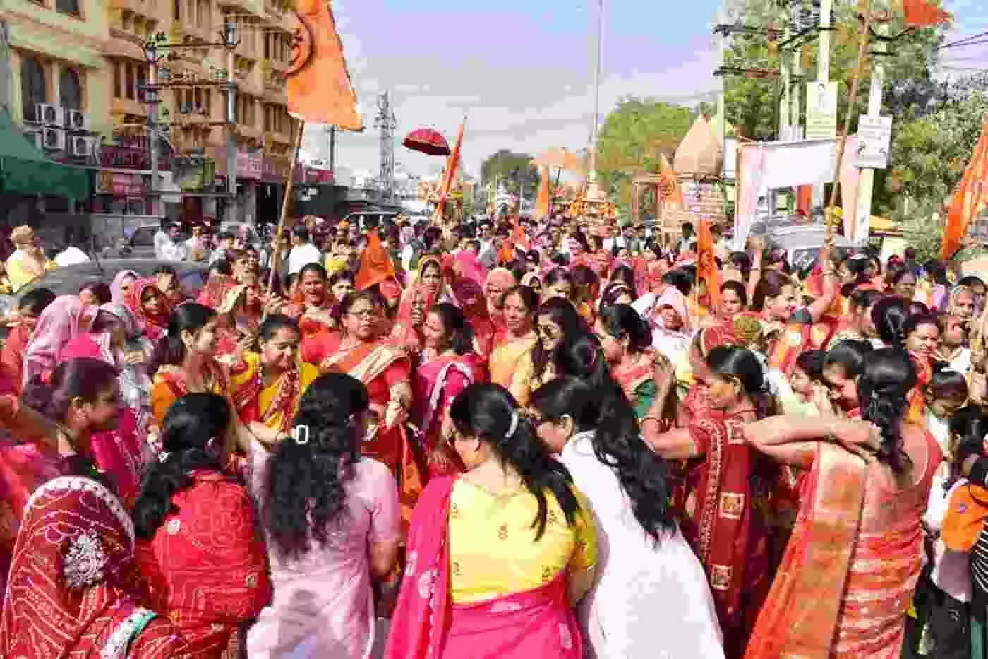 चित्तौड़गढ़ में आयोजित हिंदू सम्मेलन की शोभायात्रा में शामिल भगवा ध्वज लिए महिलाओं का समूह।