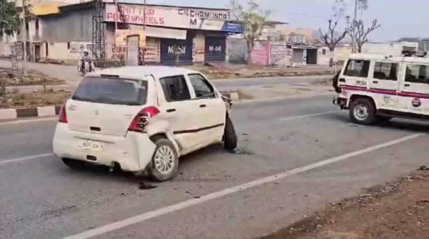 सड़क पर पुलिस वाहन के पास खड़ी दुर्घटनाग्रस्त सफेद कार जिसे चित्तौड़गढ़ पुलिस ने पकड़ा। सड़क पर पुलिस वाहन के पास खड़ी दुर्घटनाग्रस्त सफेद कार जिसे चित्तौड़गढ़ पुलिस ने पकड़ा।