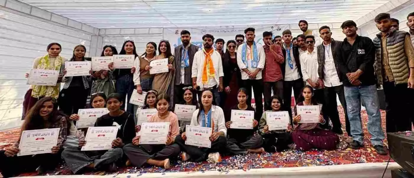 एमपीपीजी कॉलेज चित्तौड़गढ़ में उमंग कार्यक्रम के दौरान मंच पर प्रमाण पत्र पकड़े हुए छात्र और अतिथि। एमपीपीजी कॉलेज चित्तौड़गढ़ में उमंग कार्यक्रम के दौरान मंच पर प्रमाण पत्र पकड़े हुए छात्र और अतिथि।