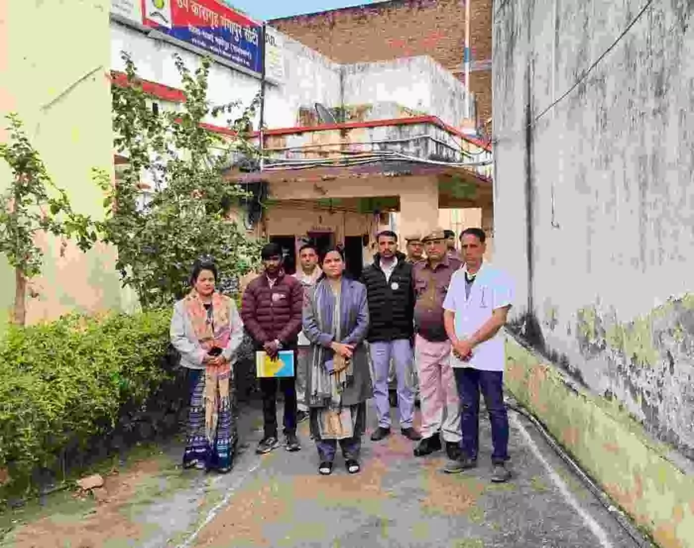 गंगापुर सिटी उपकारागृह के बाहर निरीक्षण हेतु खड़ी सचिव समीक्षा गौतम और अन्य अधिकारी गंगापुर सिटी उपकारागृह के बाहर निरीक्षण हेतु खड़ी सचिव समीक्षा गौतम और अन्य अधिकारी