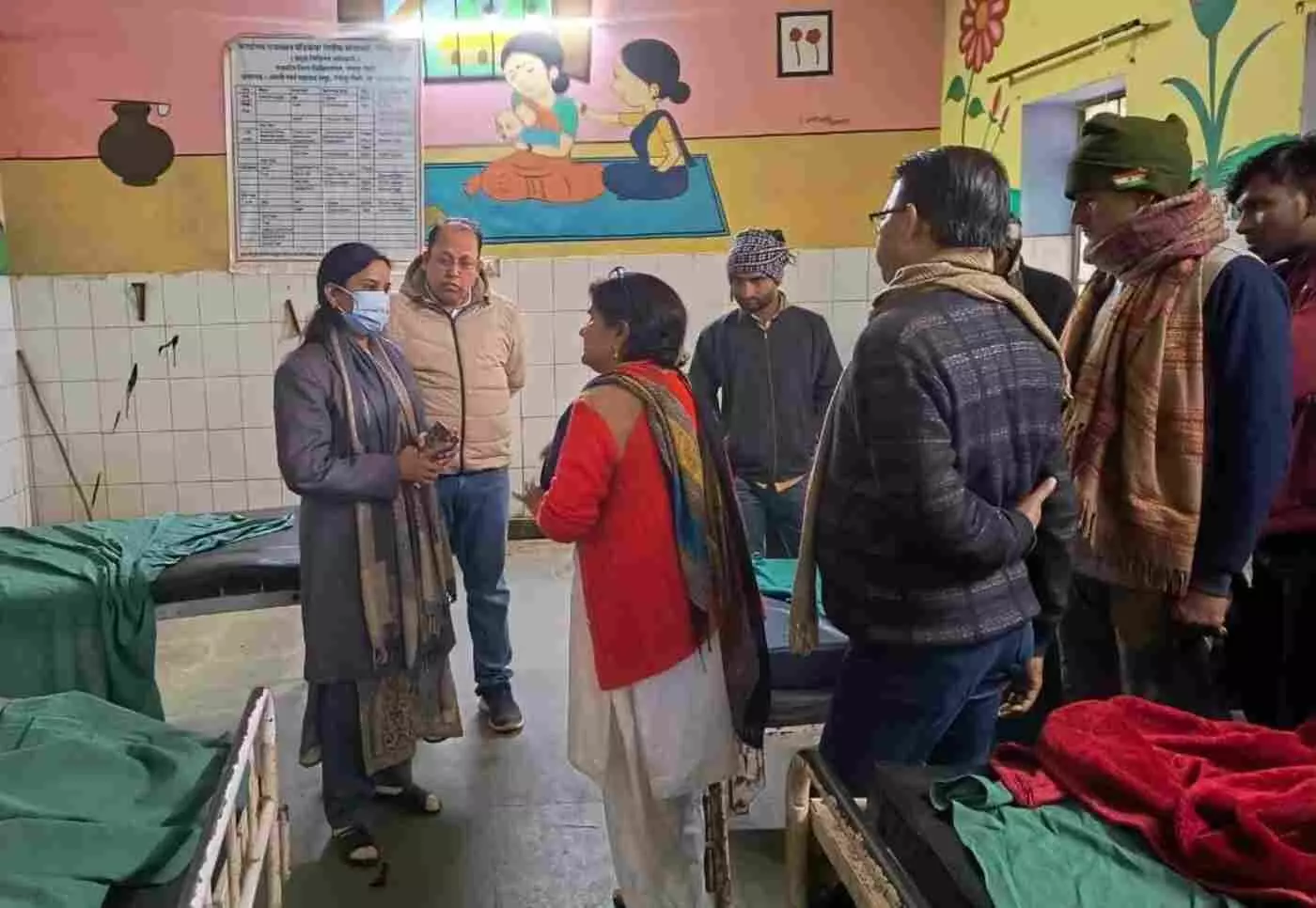 राजकीय सामान्य चिकित्सालय गंगापुर सिटी में मेटरनिटी होम का निरीक्षण करतीं सचिव समीक्षा गौतम और डॉक्टर। राजकीय सामान्य चिकित्सालय गंगापुर सिटी में मेटरनिटी होम का निरीक्षण करतीं सचिव समीक्षा गौतम और डॉक्टर।
