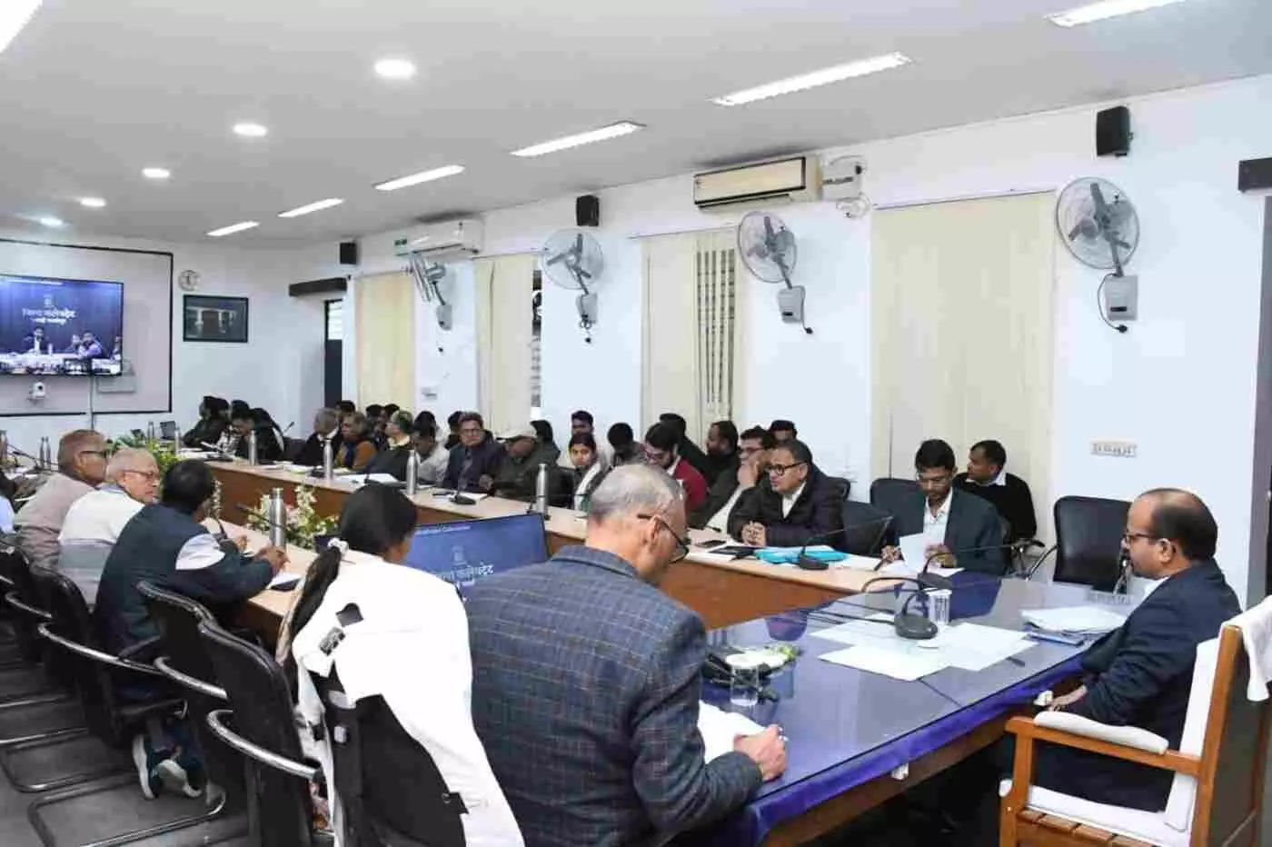 सवाई माधोपुर कलेक्ट्रेट सभागार में जिला कलक्टर काना राम अधिकारियों के साथ साप्ताहिक समीक्षा बैठक की अध्यक्षता कर रहे हैं। सवाई माधोपुर कलेक्ट्रेट सभागार में जिला कलक्टर काना राम अधिकारियों के साथ साप्ताहिक समीक्षा बैठक की अध्यक्षता कर रहे हैं।