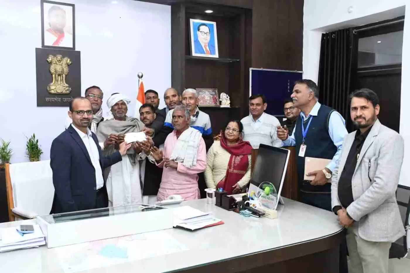 सवाई माधोपुर जिला कलक्टर कार्यालय में ग्रामीण सरकारी स्कूल विकास हेतु दस लाख का चेक सौंपते हुए। सवाई माधोपुर जिला कलक्टर कार्यालय में ग्रामीण सरकारी स्कूल विकास हेतु दस लाख का चेक सौंपते हुए।