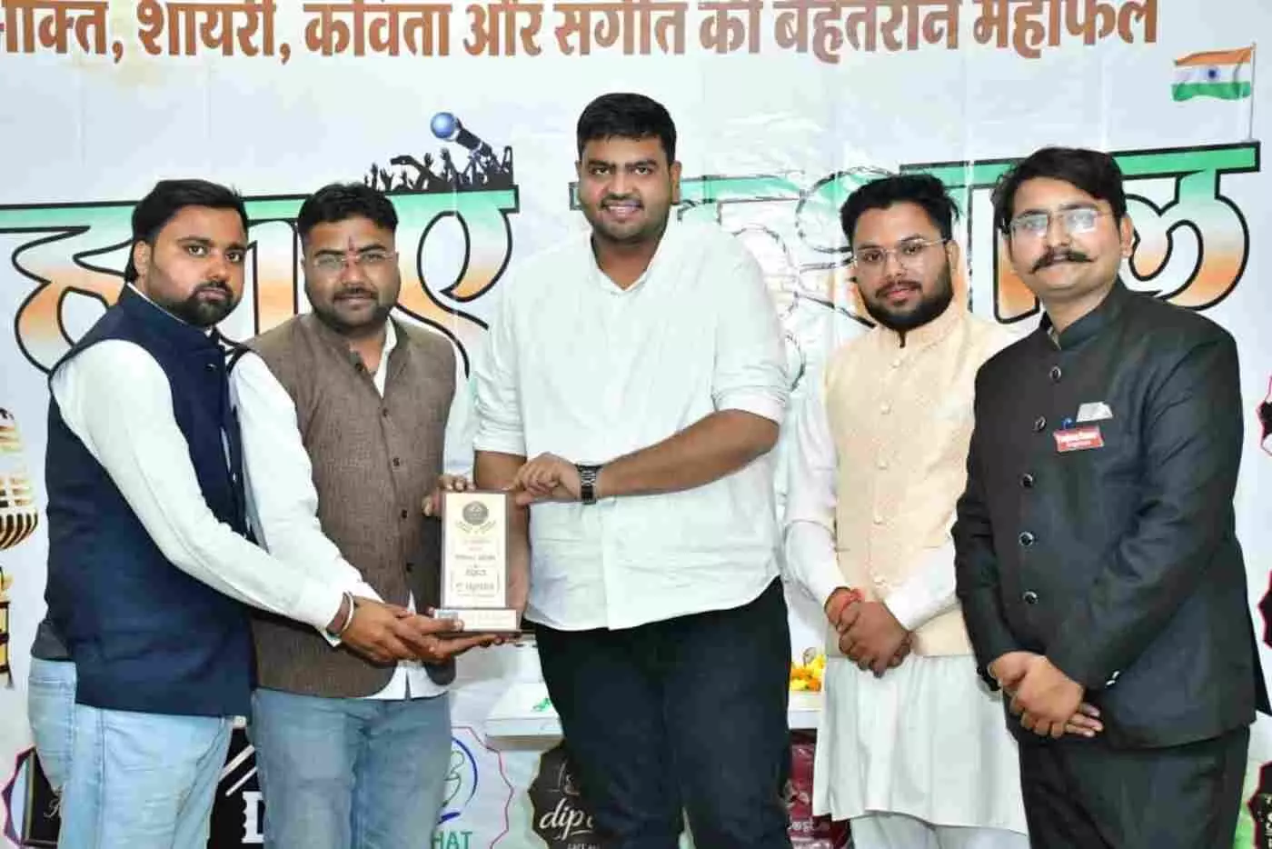 गंगापुर सिटी में ओपन माइक कार्यक्रम के दौरान मंच पर अतिथियों को स्मृति चिह्न भेंट करते प्रतिभागी। गंगापुर सिटी में ओपन माइक कार्यक्रम के दौरान मंच पर अतिथियों को स्मृति चिह्न भेंट करते प्रतिभागी।