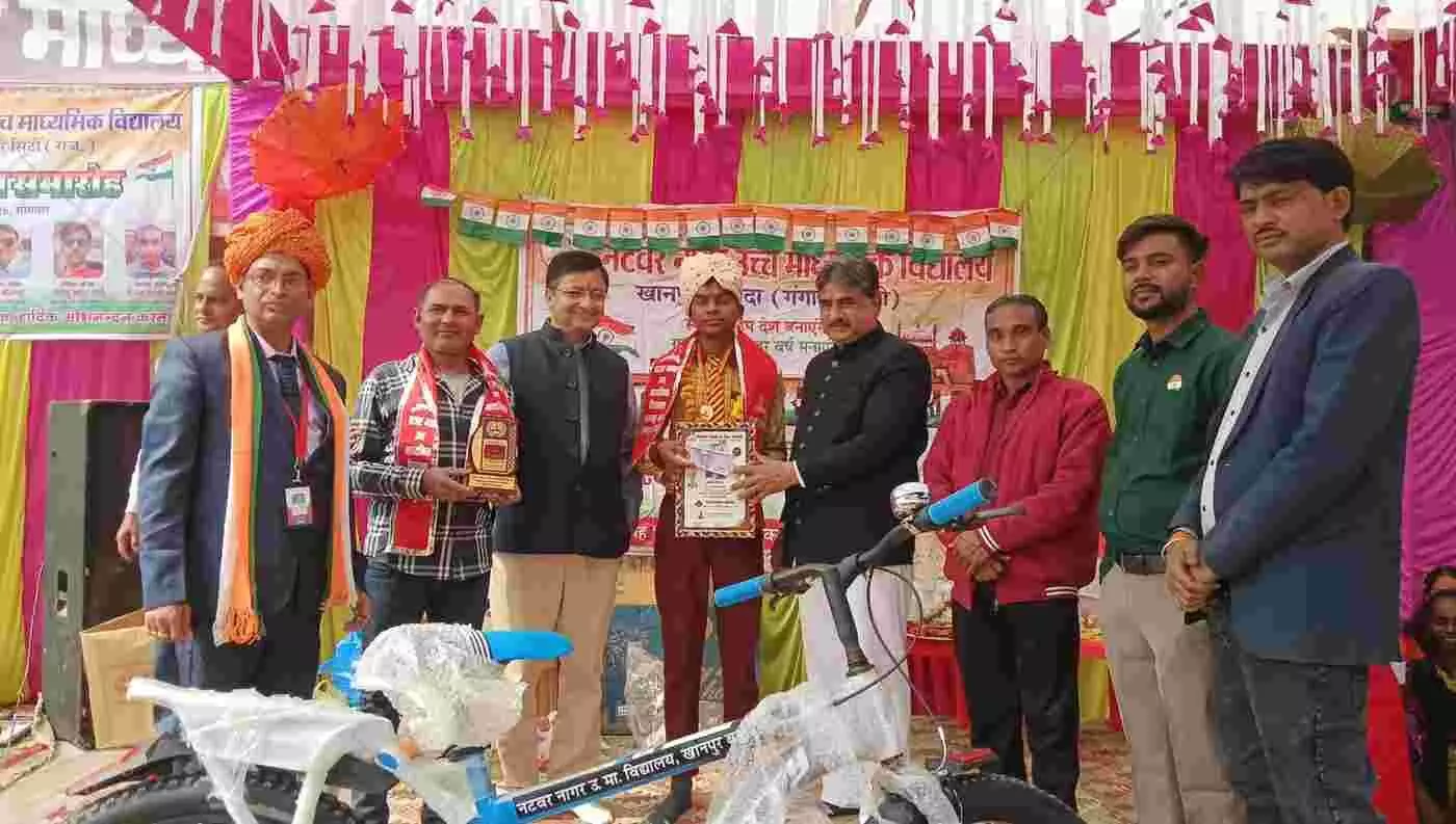 नटवर नागर स्कूल गंगापुर सिटी में गणतंत्र दिवस पर मेधावी छात्र छात्राओं को सम्मानित करते अतिथि। नटवर नागर स्कूल गंगापुर सिटी में गणतंत्र दिवस पर मेधावी छात्र छात्राओं को सम्मानित करते अतिथि।