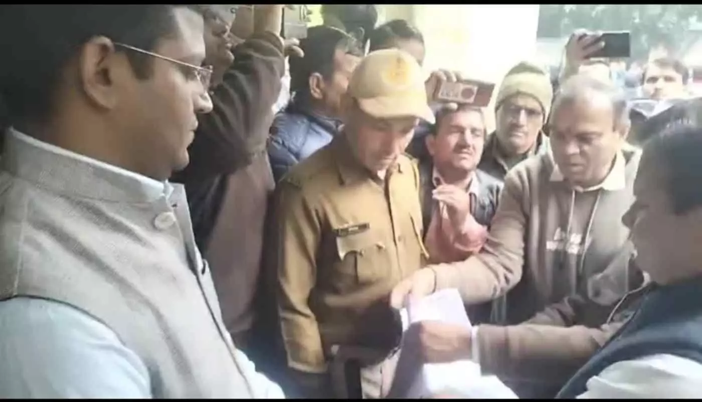 गंगापुर सिटी में यूजीसी कानून 2026 के खिलाफ प्रदर्शन करते सवर्ण समाज के लोग और मिनी सचिवालय में ज्ञापन सौंपते प्रतिनिधि। गंगापुर सिटी में यूजीसी कानून 2026 के खिलाफ प्रदर्शन करते सवर्ण समाज के लोग और मिनी सचिवालय में ज्ञापन सौंपते प्रतिनिधि।