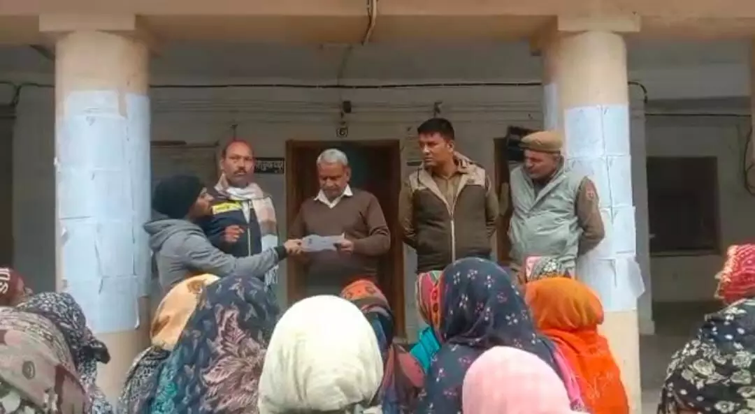 मावली तहसील कार्यालय के बाहर अधिकारियों को ज्ञापन देते लोग और खड़ी ग्रामीण महिलाएं। मावली तहसील कार्यालय के बाहर अधिकारियों को ज्ञापन देते लोग और खड़ी ग्रामीण महिलाएं।